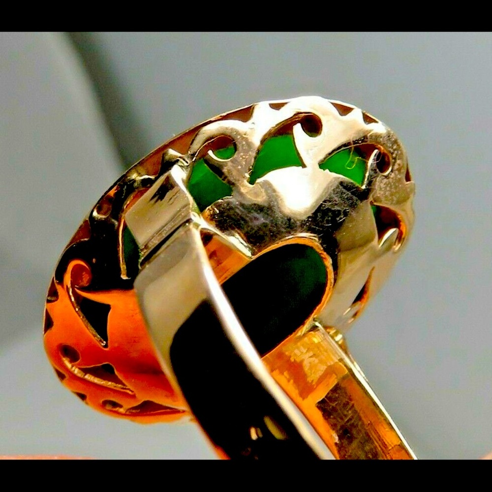 Vintage Mid-Century Nephrite Jade Cabochon 14K Yellow Gold Ring - Picture 5 of 6